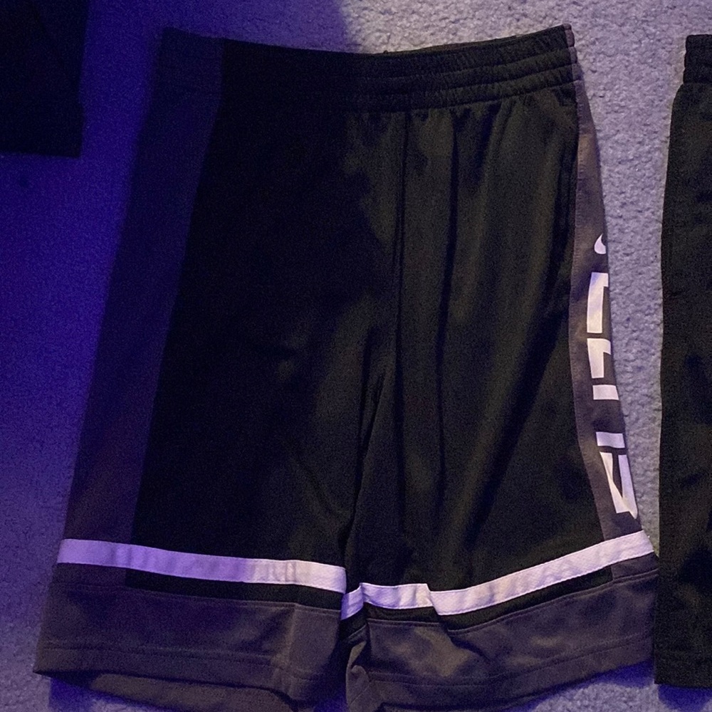 Nike elite basketball shorts kids size xl (adult small) good condition